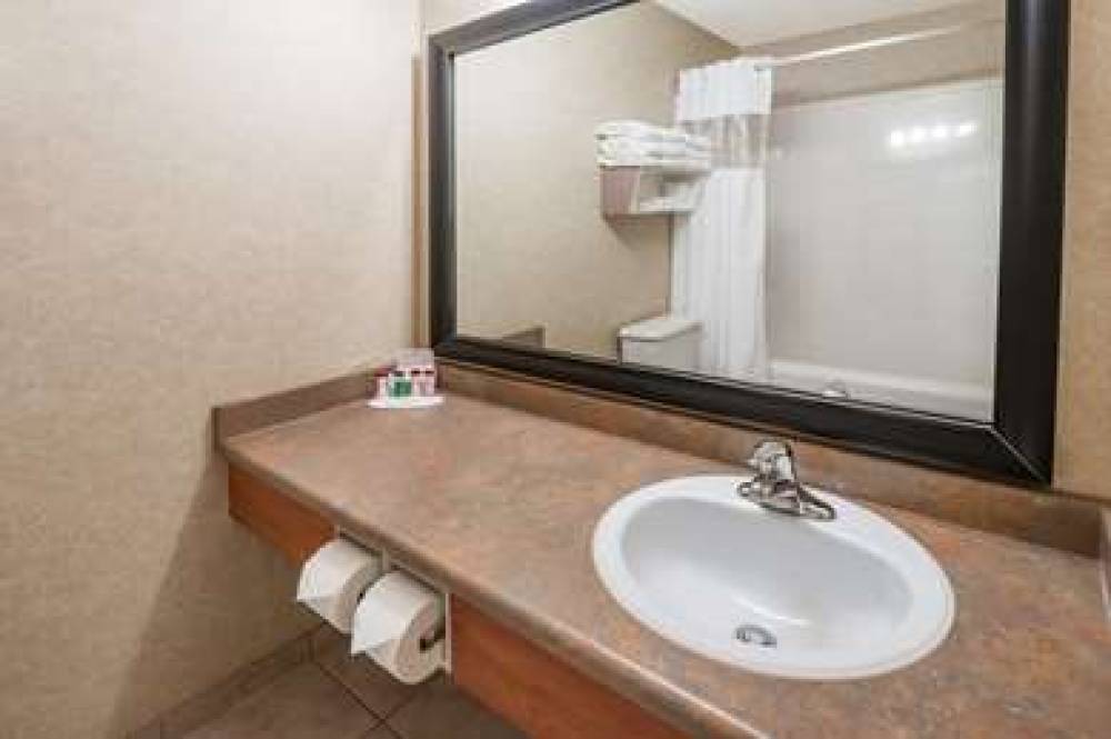 Ramada Stony Plain Hotel & Suites 8