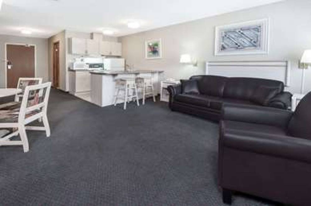 Ramada Stony Plain Hotel & Suites 10