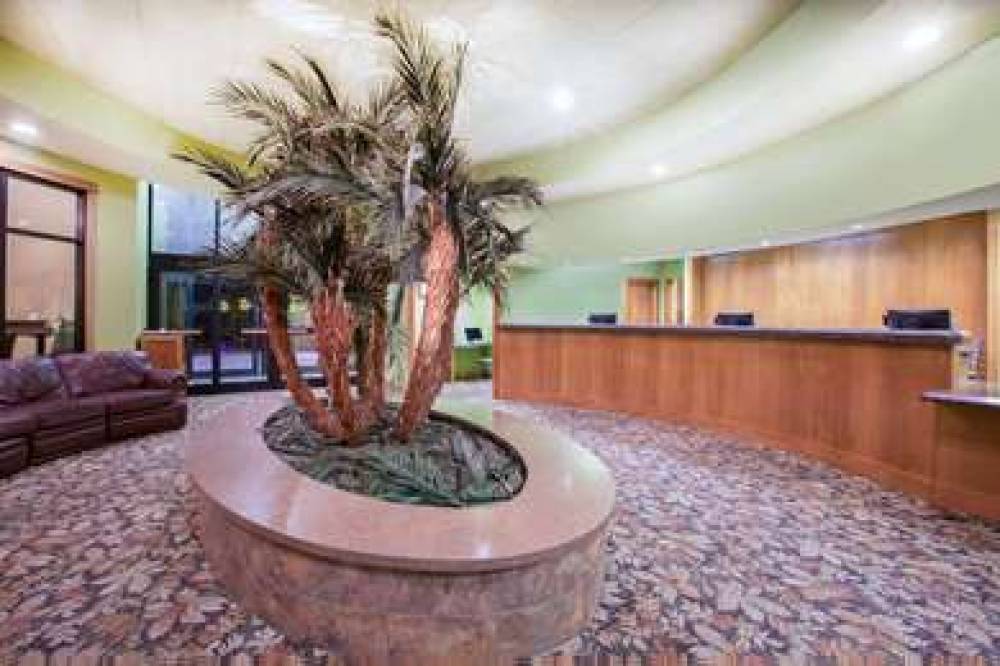 Ramada Tropics Resort / Conference Center Des Moines 2