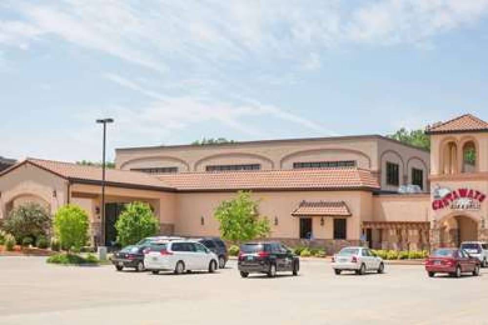 Ramada Tropics Resort / Conference Center Des Moines