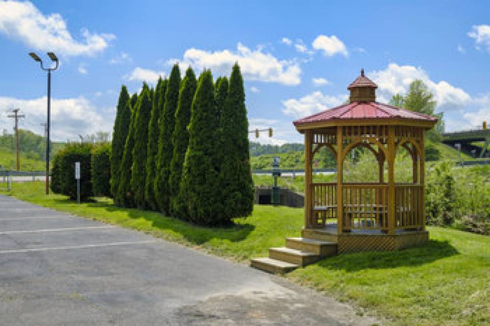 RED ROOF HILLSVILLE 8