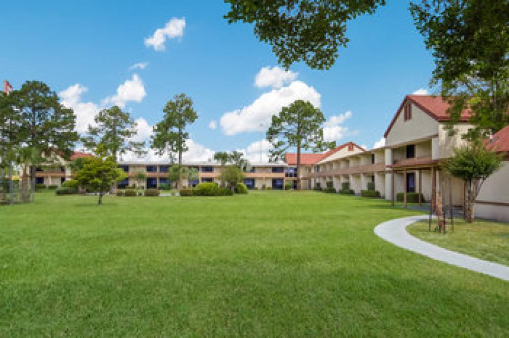 Red Roof Inn & Suites Brunswick I-95  6