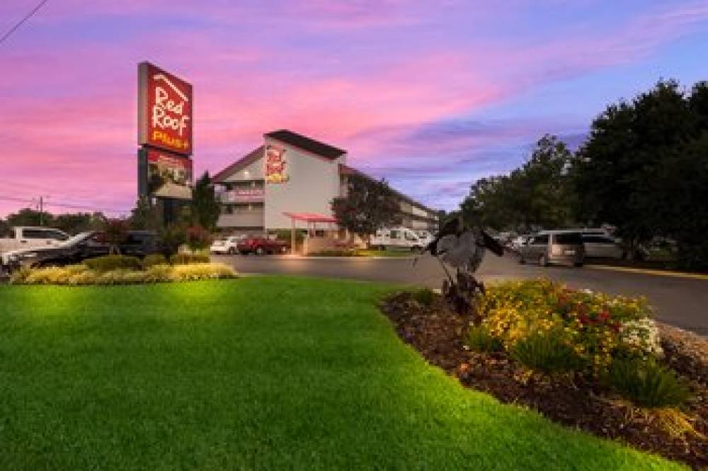 Red Roof PLUS+ Nashville Airport  5