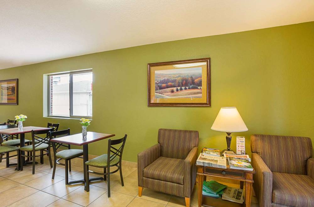 RODEWAY INN AND SUITES KEARNEY 2