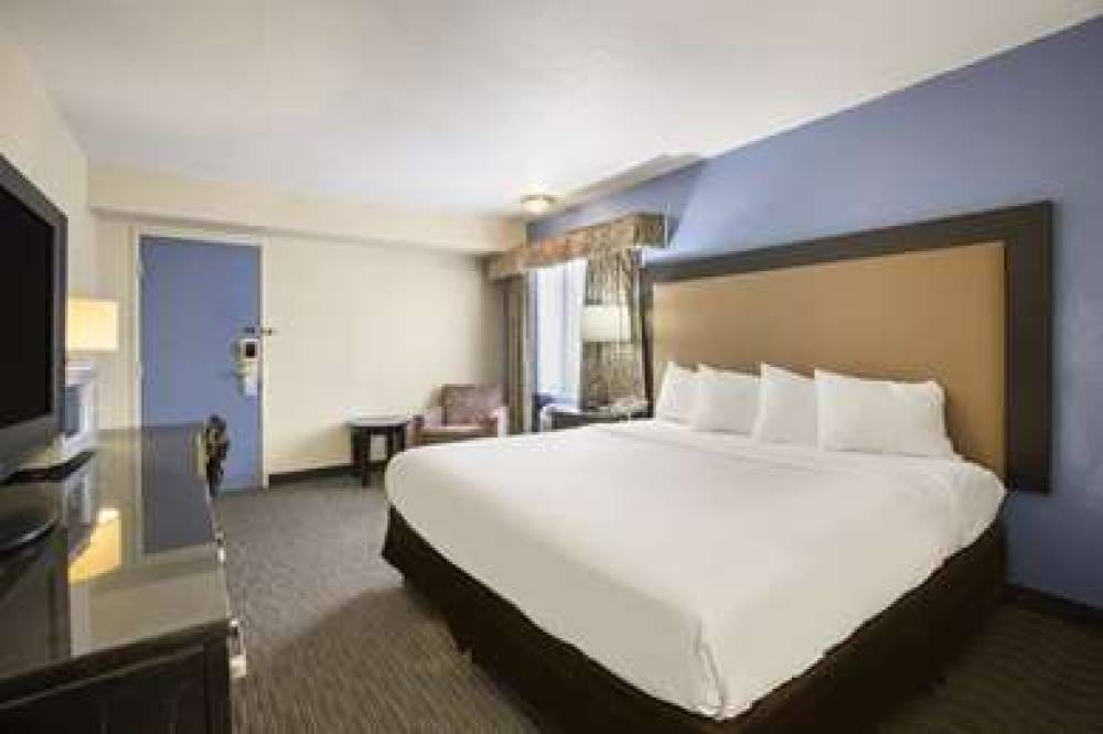 RODEWAY INN AND SUITES MACKINAW CIT 10