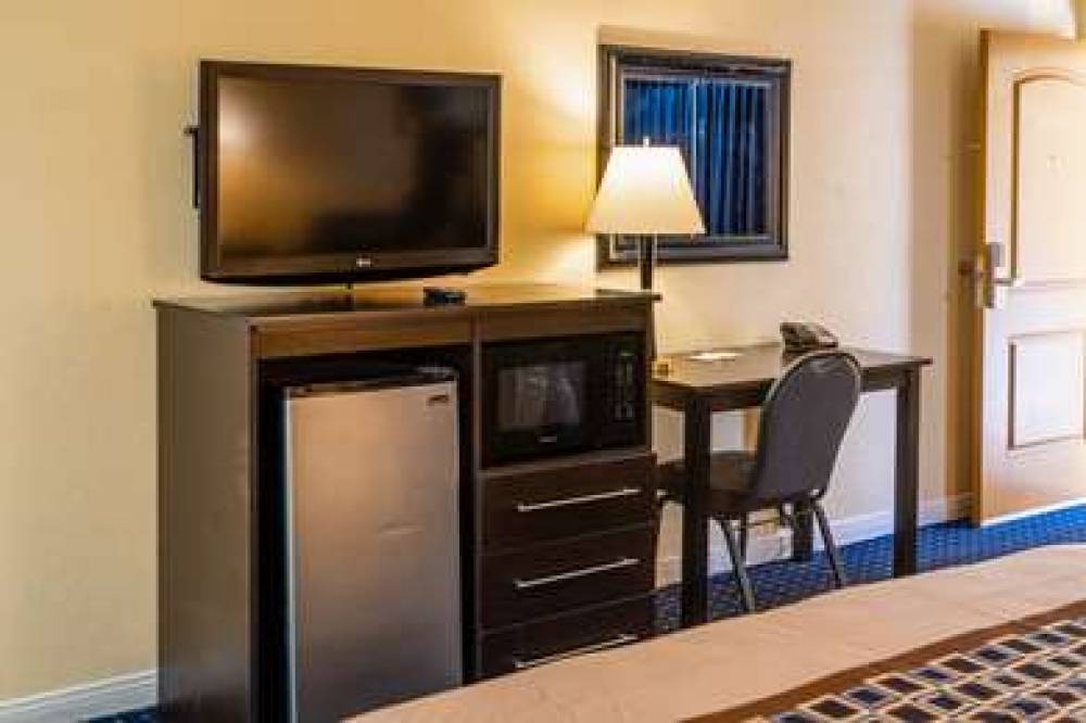 Rodeway Inn & Suites Colton-Riverside 10