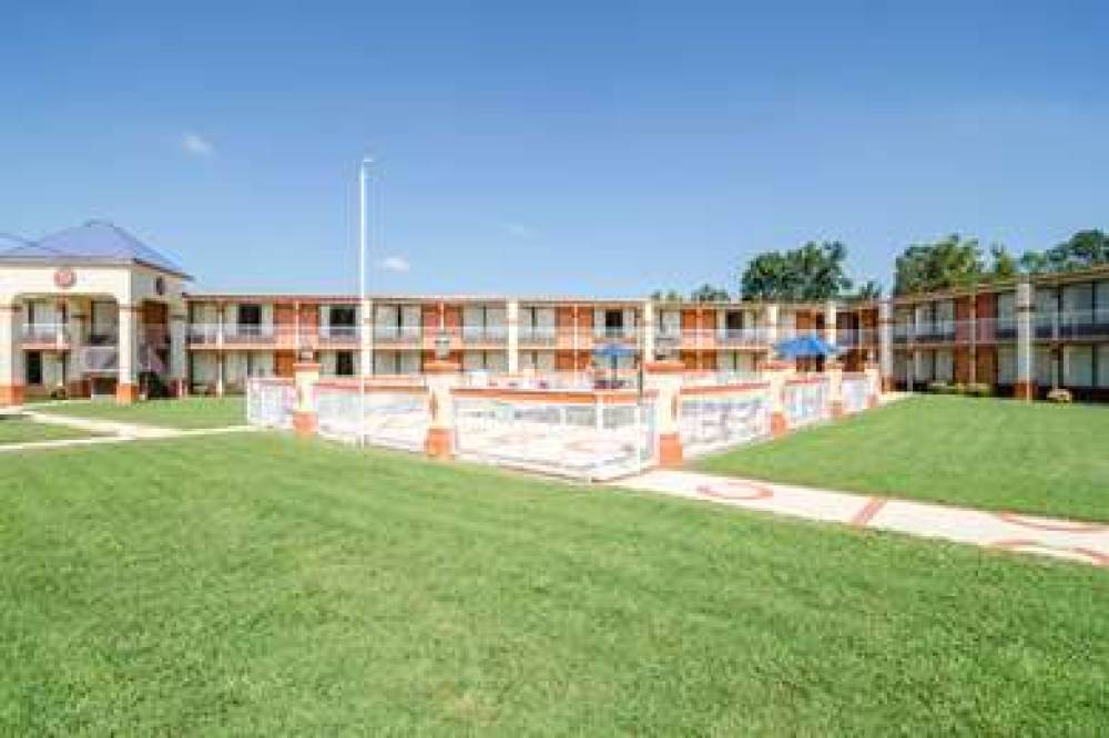 Rodeway Inn & Suites Greensboro Southeast 2