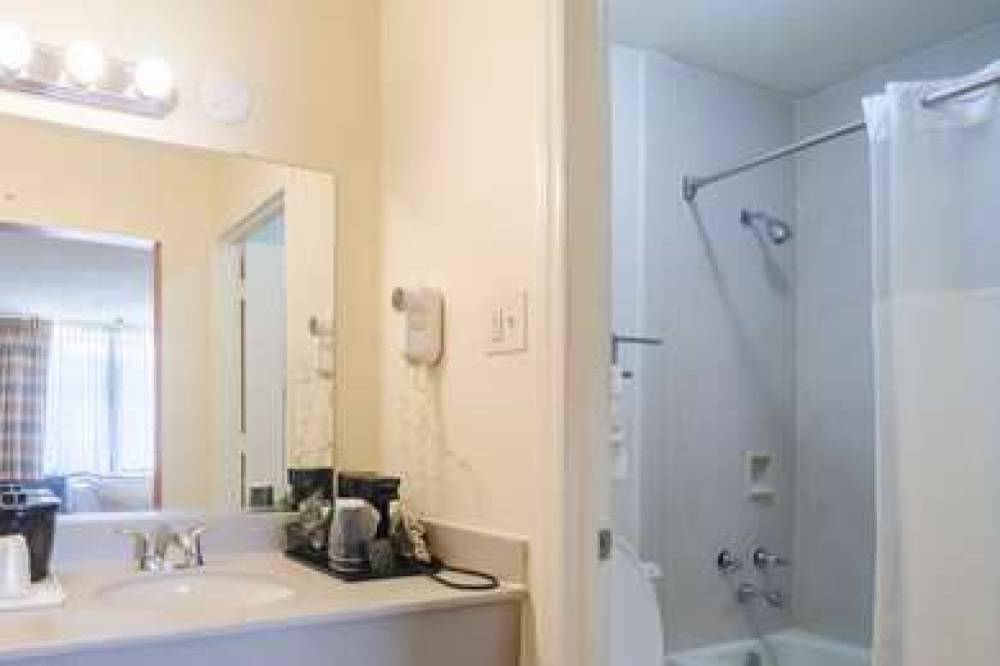 Rodeway Inn & Suites Greensboro Southeast 8