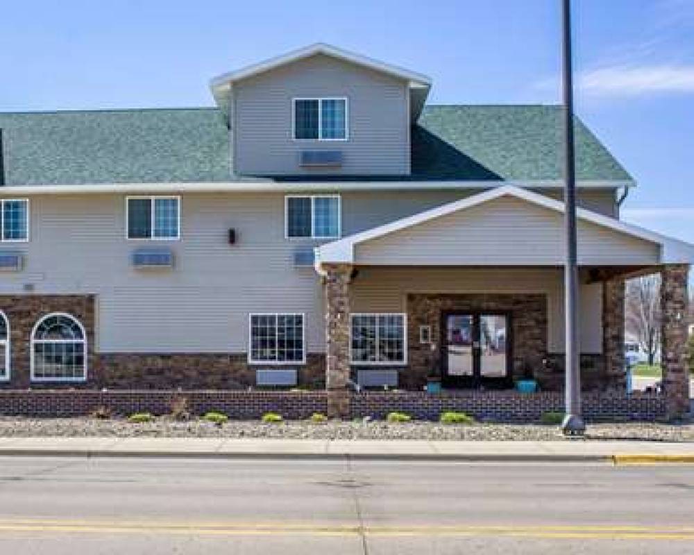 Rodeway Inn & Suites Near Okoboji Lake 2