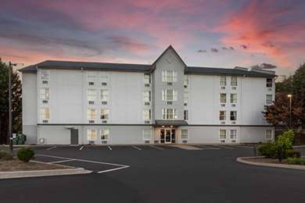 Rodeway Inn & Suites Near Outlet Mall - Asheville 1