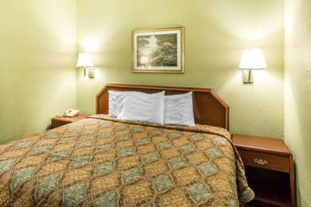 Rodeway Inn & Suites 10