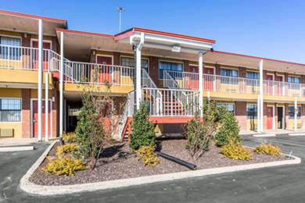 Rodeway Inn & Suites 2