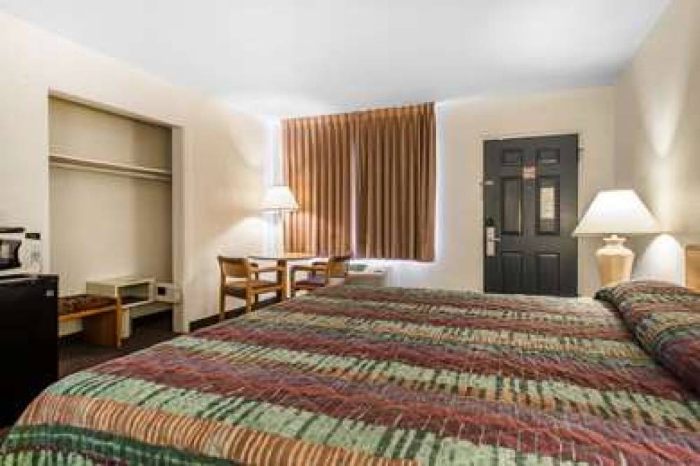 Rodeway Inn & Suites 10