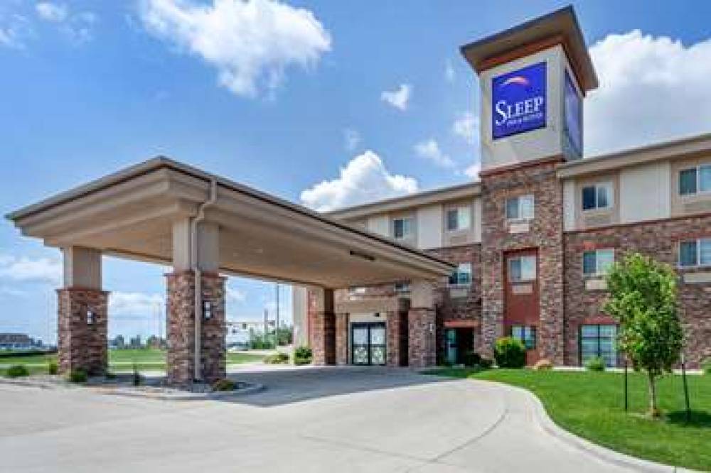 SLEEP INN AND SUITES DEVILS LAKE 2