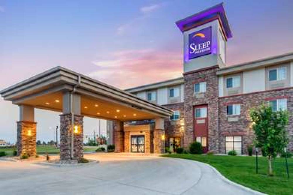 SLEEP INN AND SUITES DEVILS LAKE 1