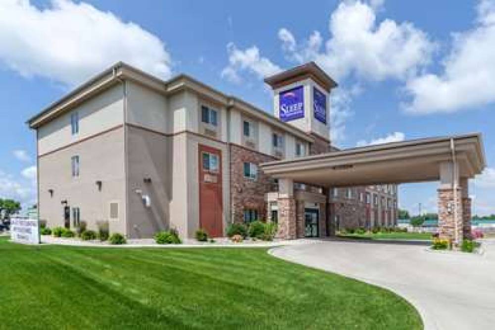 SLEEP INN AND SUITES DEVILS LAKE 3