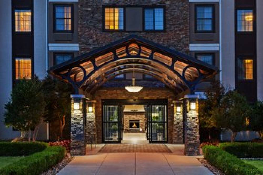 STAYBRIDGE STES WOODLAND HILLS 4