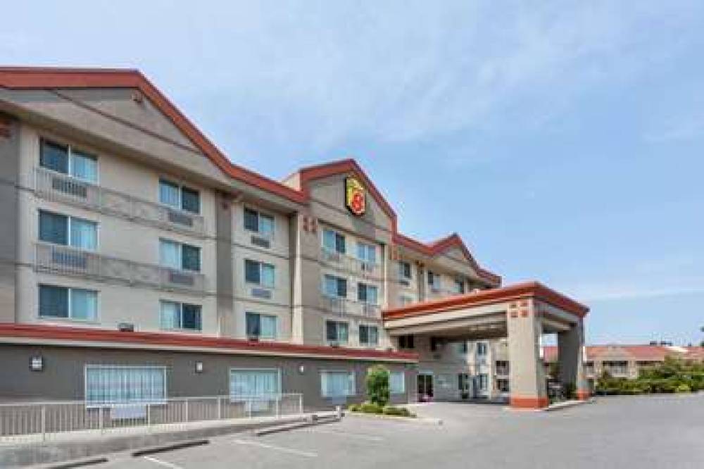 Super 8 By Wyndham Abbotsford BC 1