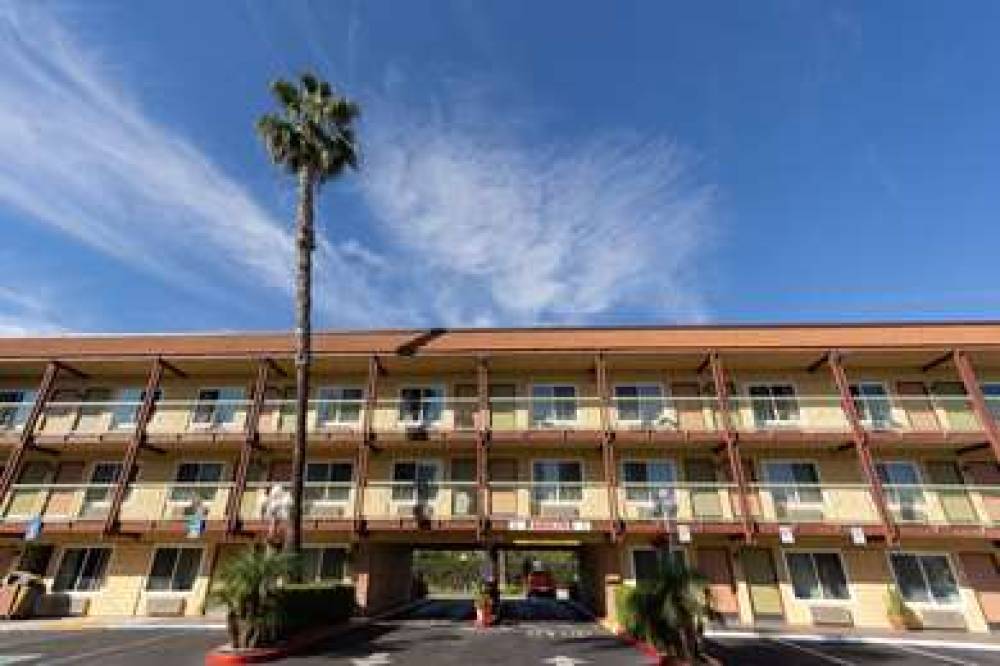 Super 8 By Wyndham Anaheim/Disneyland Drive 2