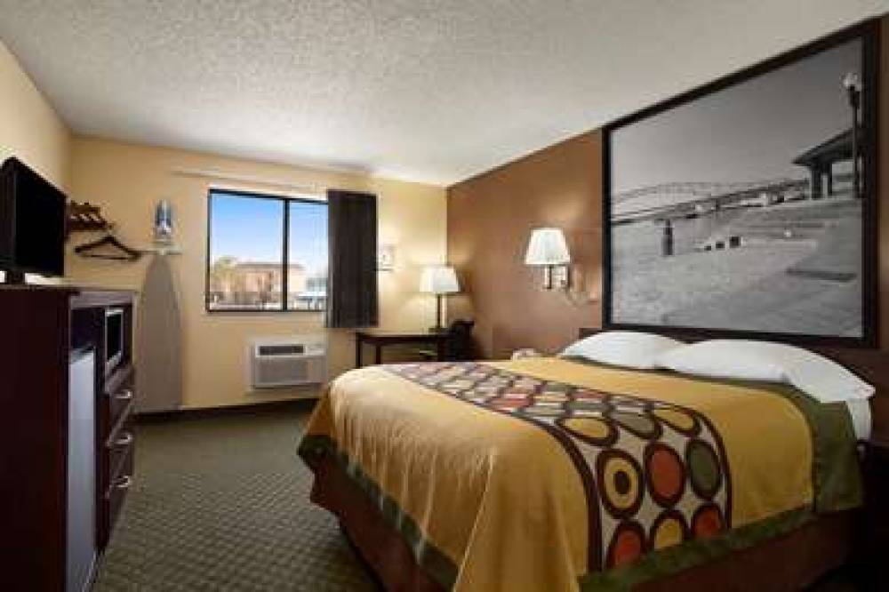 Super 8 By Wyndham Cedar Rapids 7