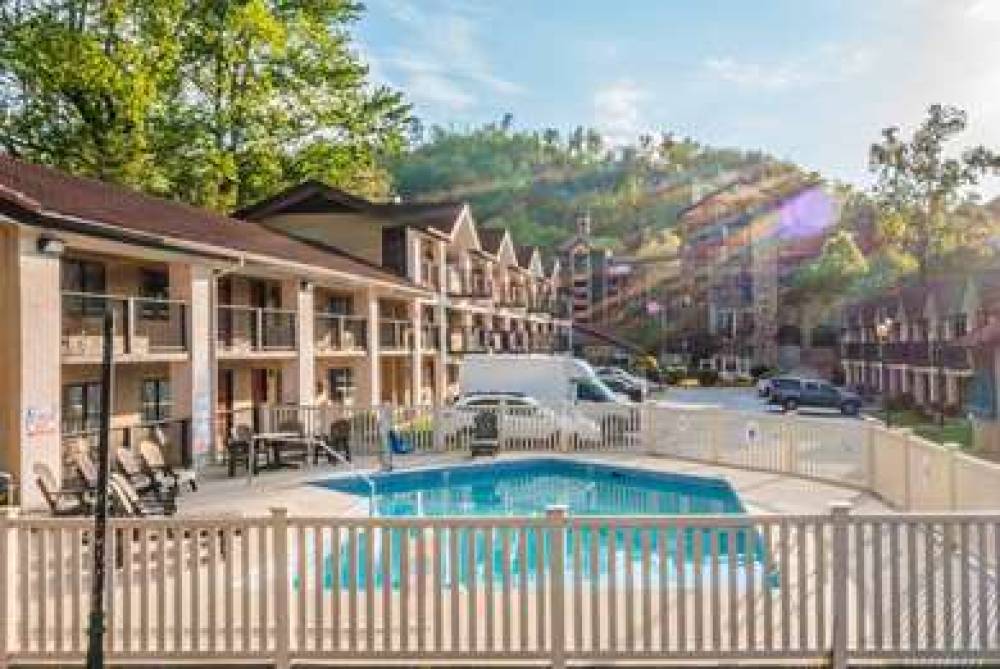 Super 8 By Wyndham Downtown Gatlinburg At Convention Center 5