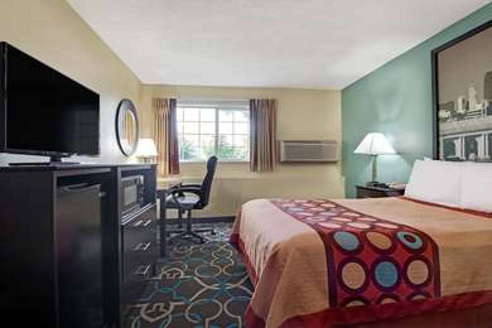 Super 8 By Wyndham Kansas City 10