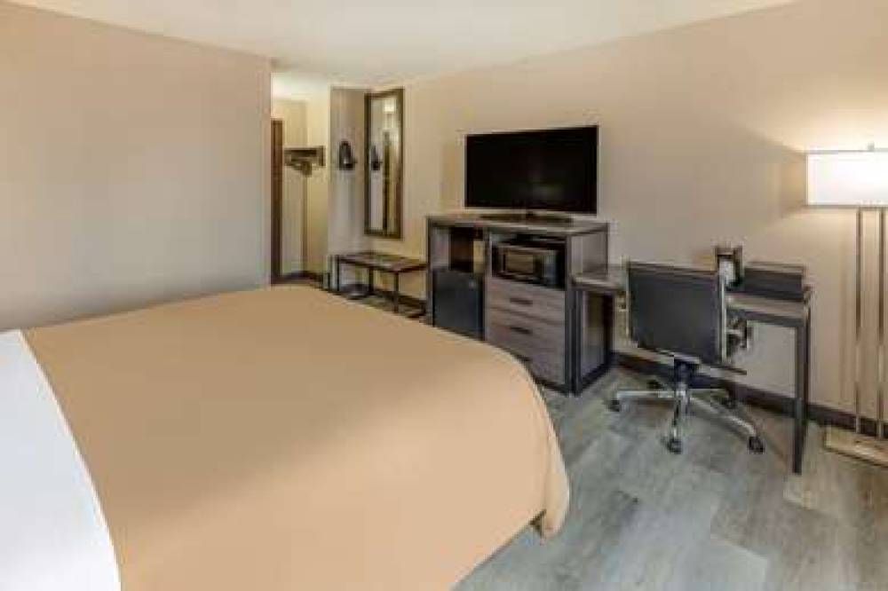 SUPER 8 BY WYNDHAM LAREDO 10