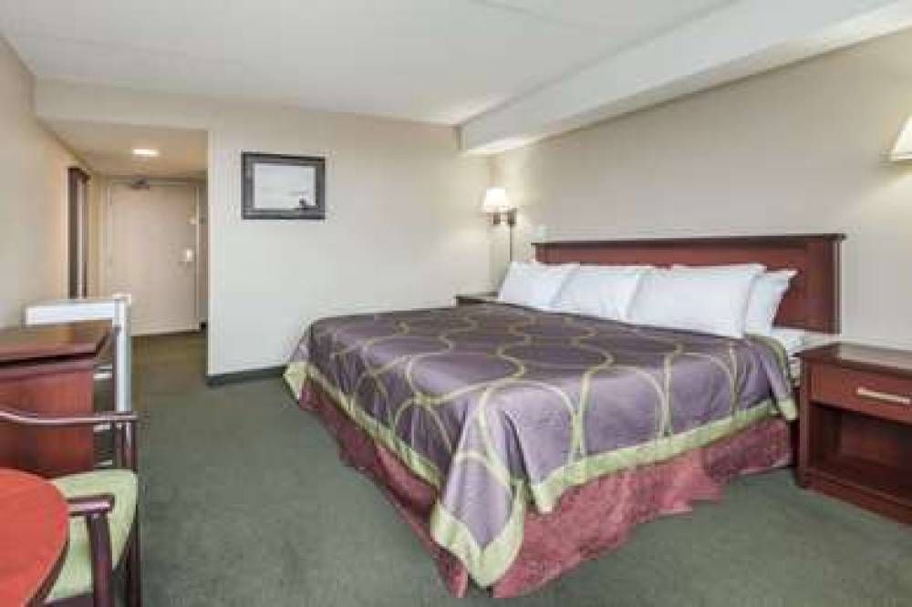 Super 8 By Wyndham Mississauga 7