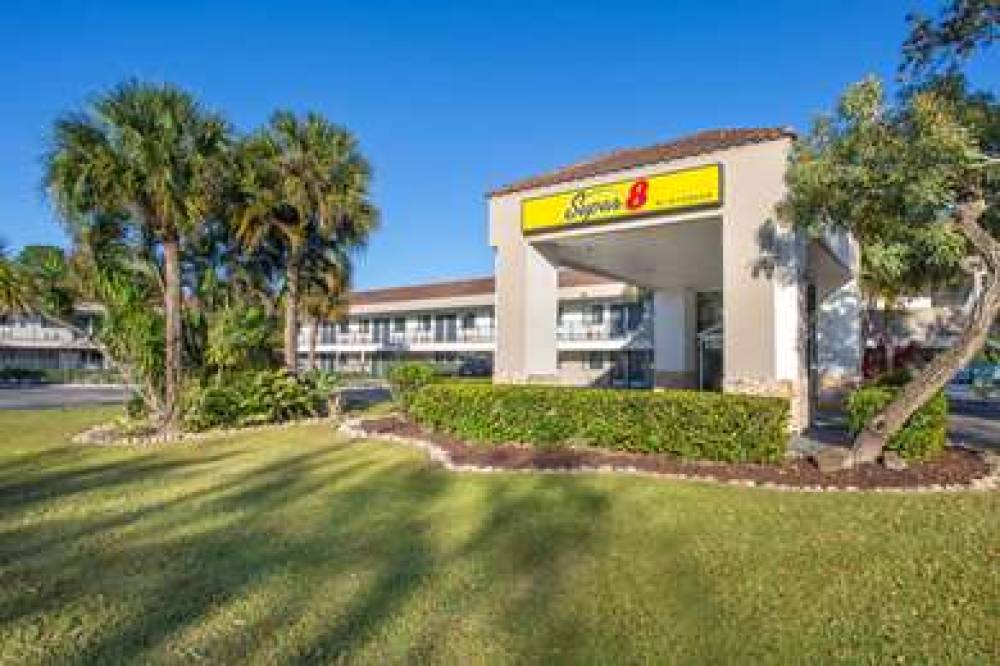 Super 8 By Wyndham Naples 2