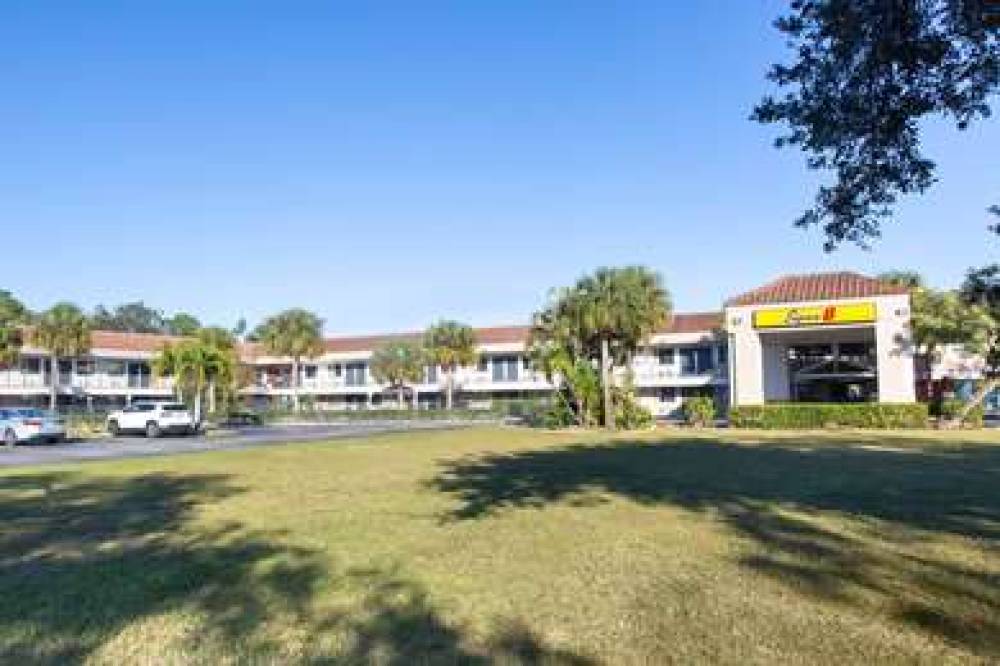 Super 8 By Wyndham Naples 1