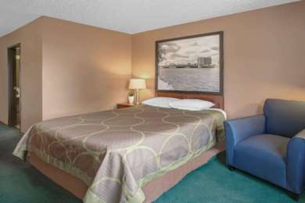 Super 8 By Wyndham Oshkosh Airport 8