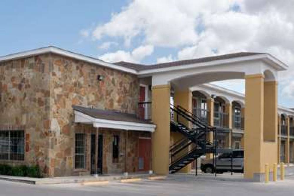 SUPER 8 BY WYNDHAM SAN ANTONIO 1