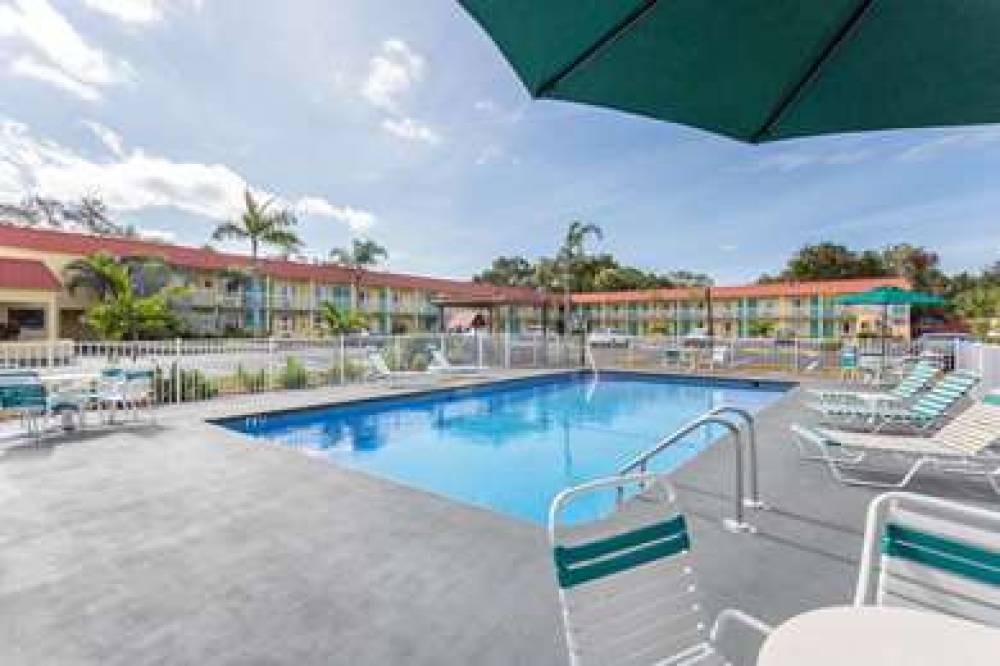 Super 8 By Wyndham Sarasota Near Siesta Key 5