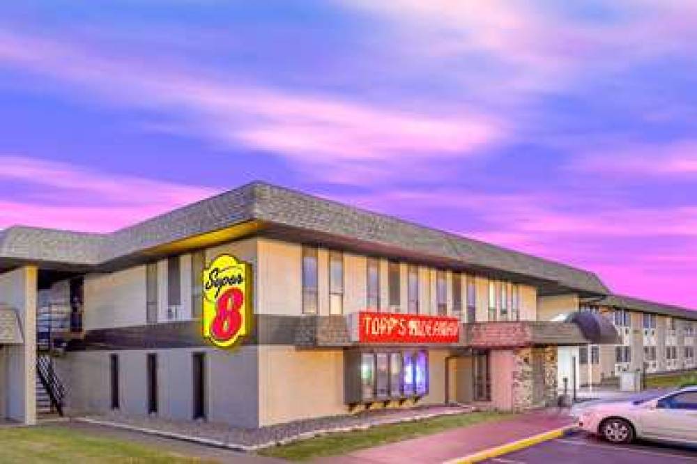 SUPER 8 BY WYNDHAM WINDSOR/MADISON 1