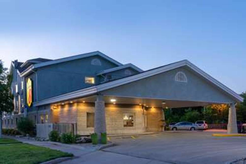 SUPER 8 BY WYNDHAM WINNIPEG WEST 2