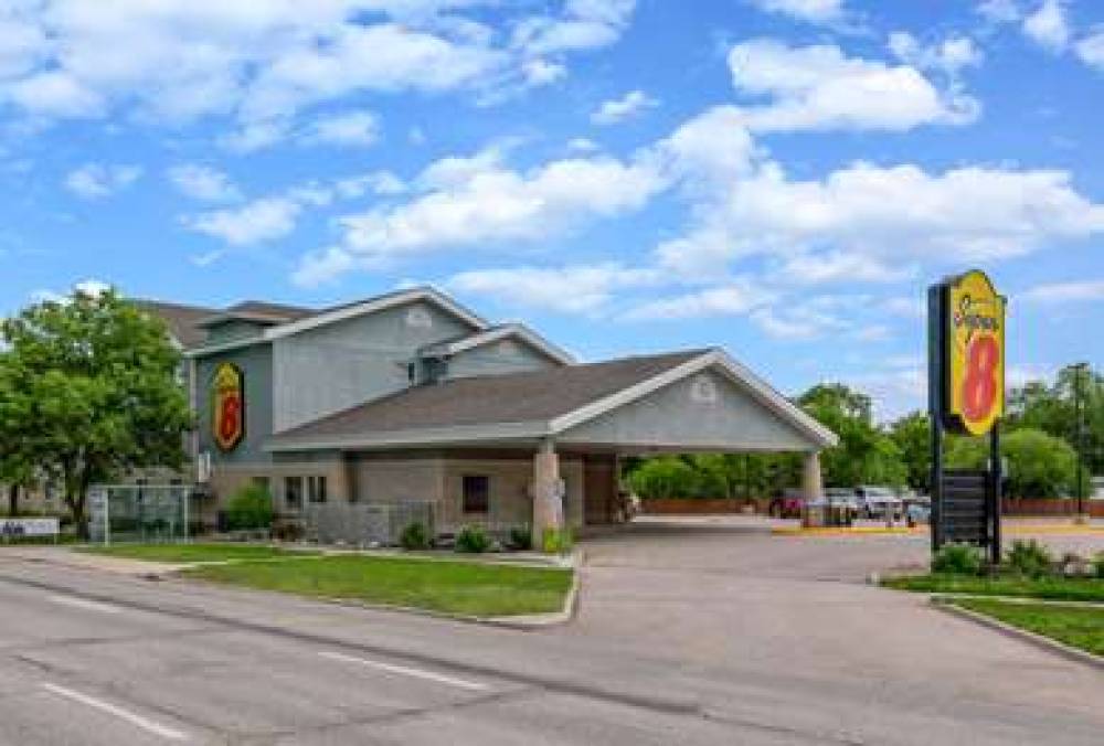 SUPER 8 BY WYNDHAM WINNIPEG WEST 4