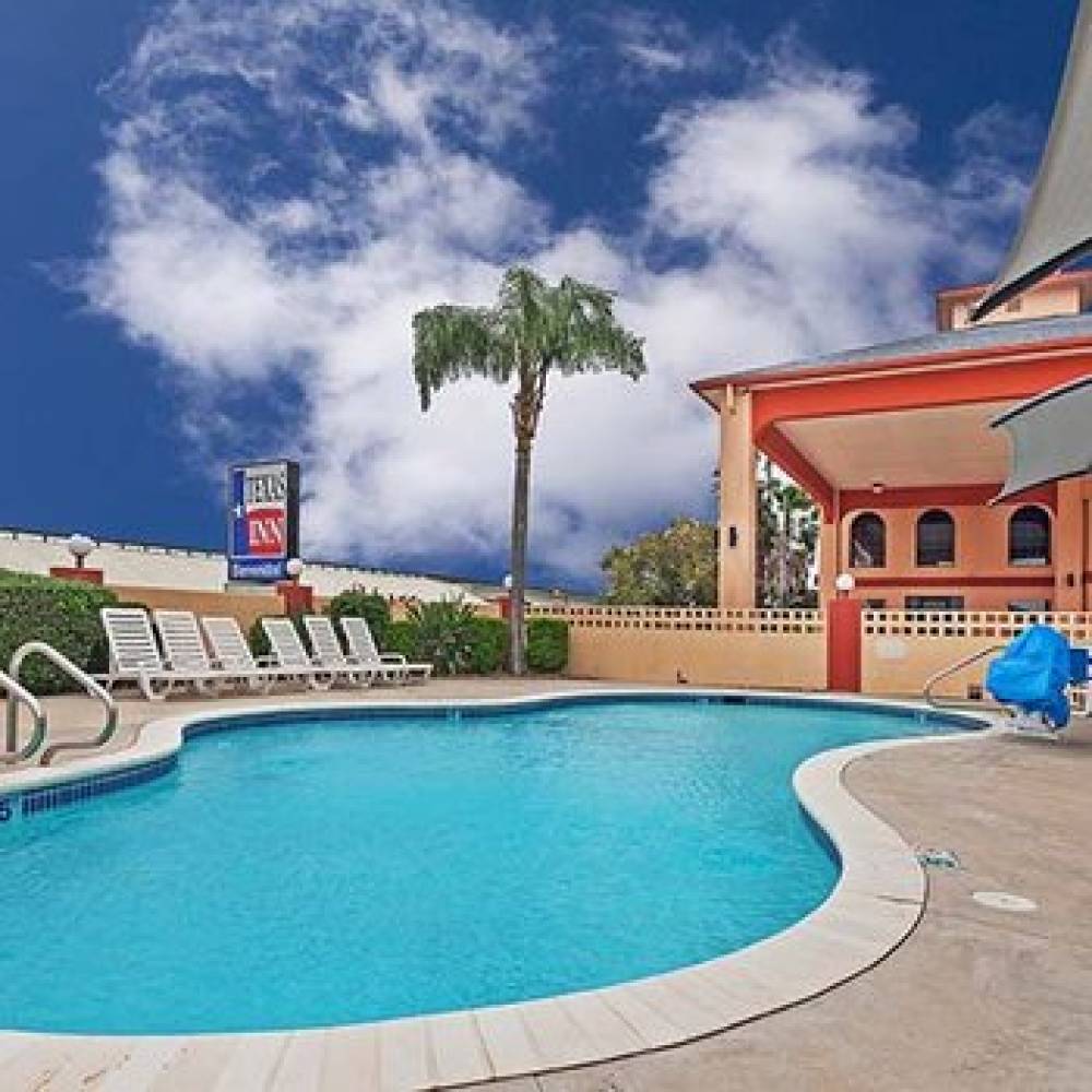 TEXAS INN AND SUITES - RAYMONDVILLE 4