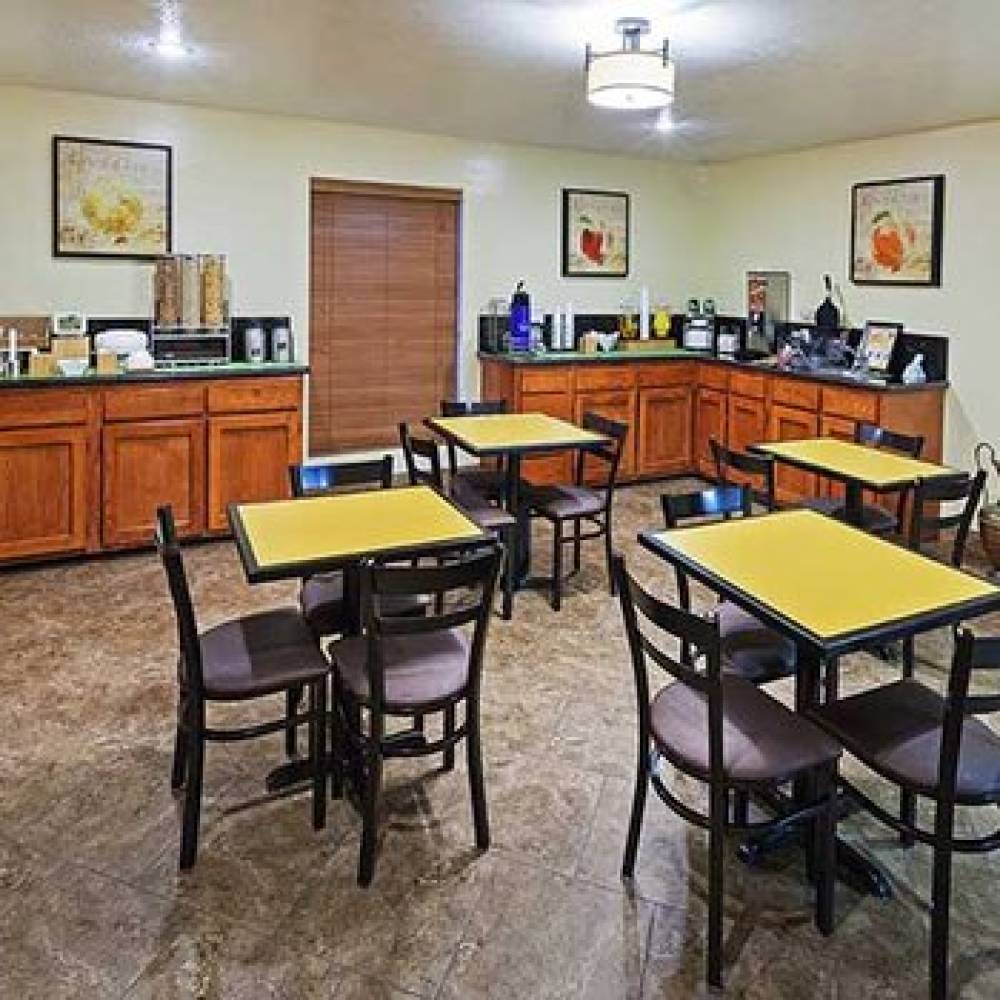 TEXAS INN AND SUITES - RAYMONDVILLE 9