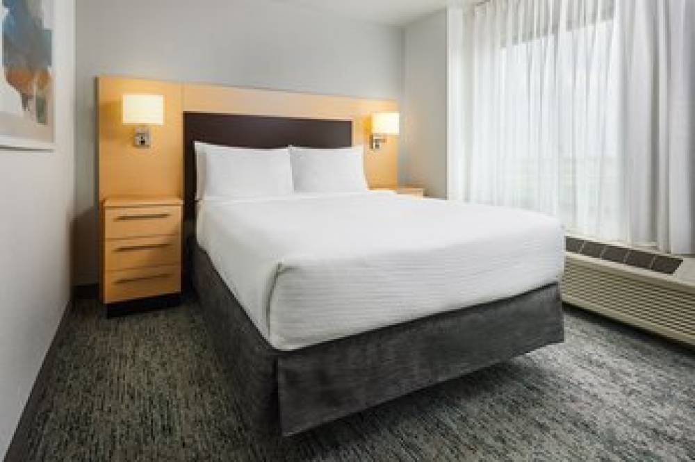 TownePlace Suites By Marriott Garden City 10