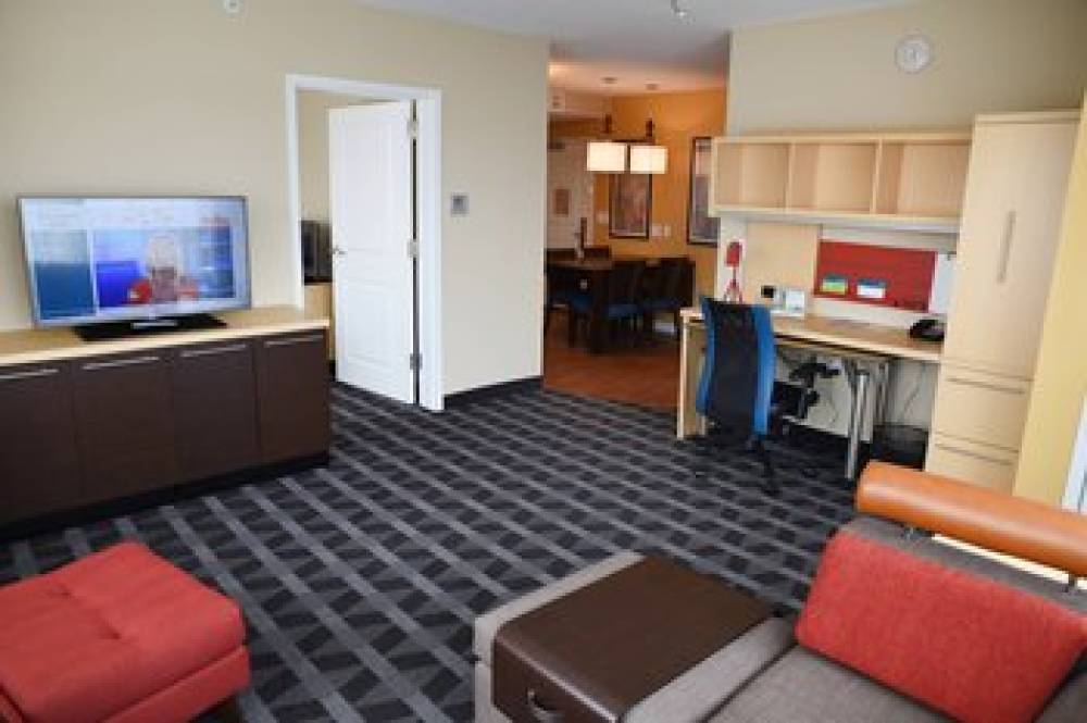 TownePlace Suites By Marriott Lawrence Downtown 8