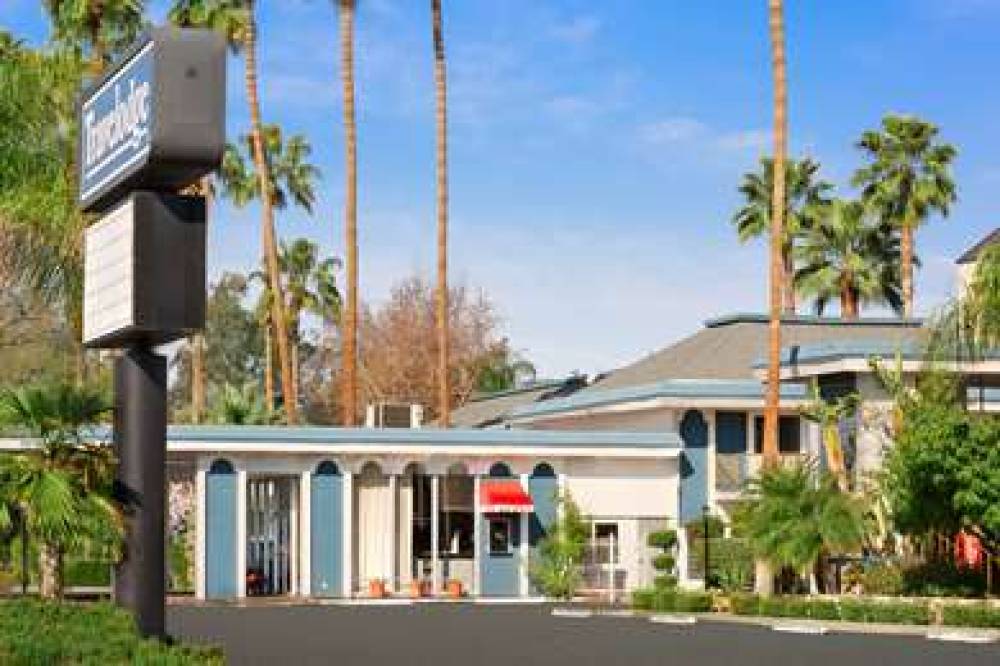 Travelodge By Wyndham Bakersfield 2