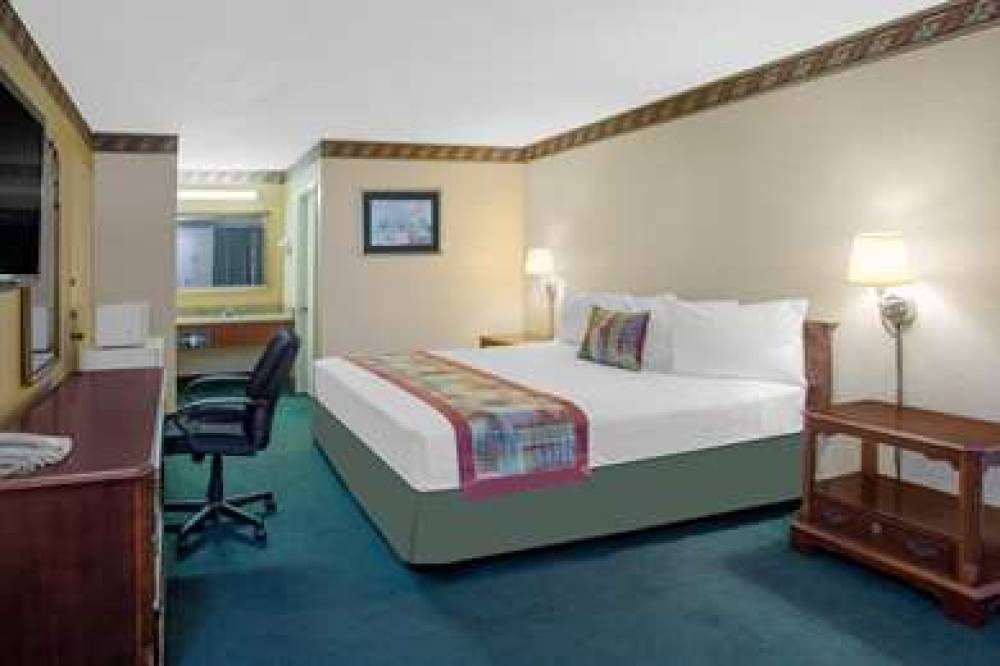 Travelodge By Wyndham Costa Mesa Newport Beach Hacienda 9