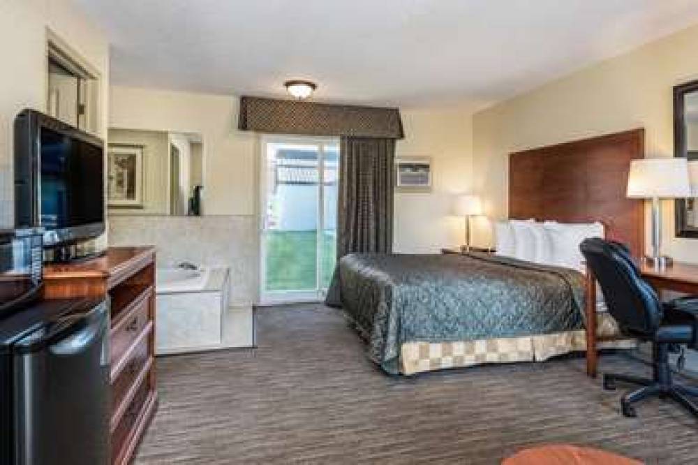 TRAVELODGE BY WYNDHAM GANANOQUE 10