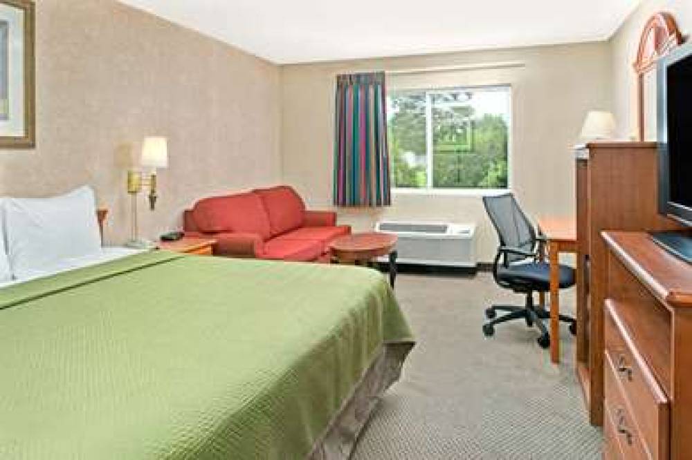 TRAVELODGE BY WYNDHAM LINCOLN AIRPO 8