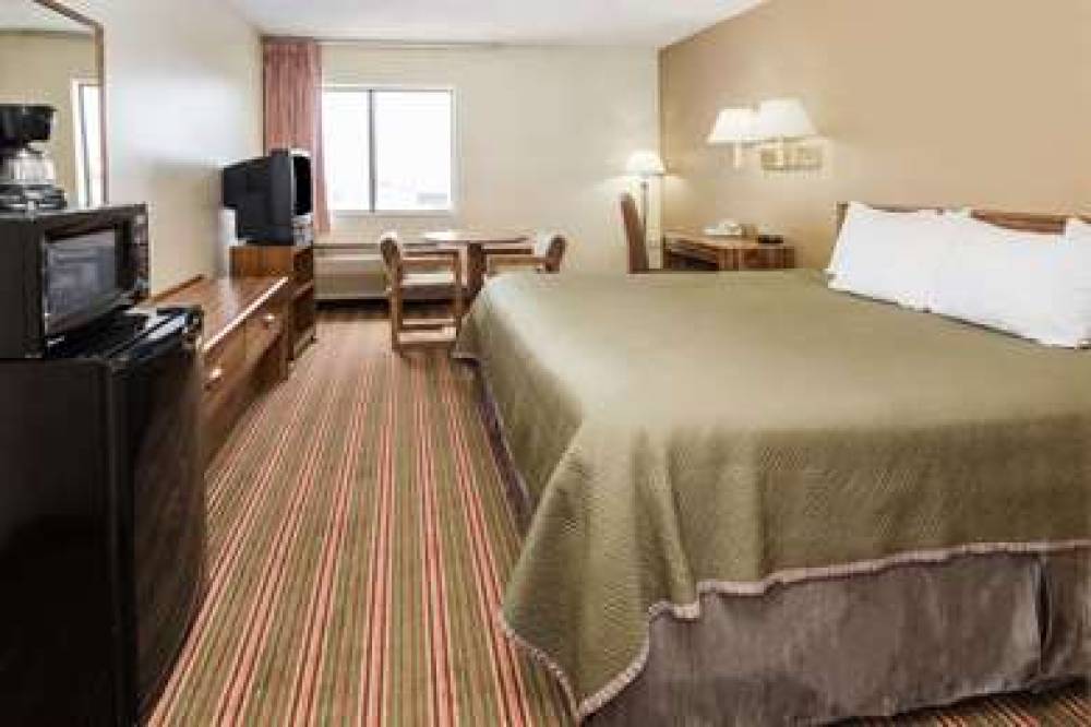 TRAVELODGE BY WYNDHAM LONGMONT 9