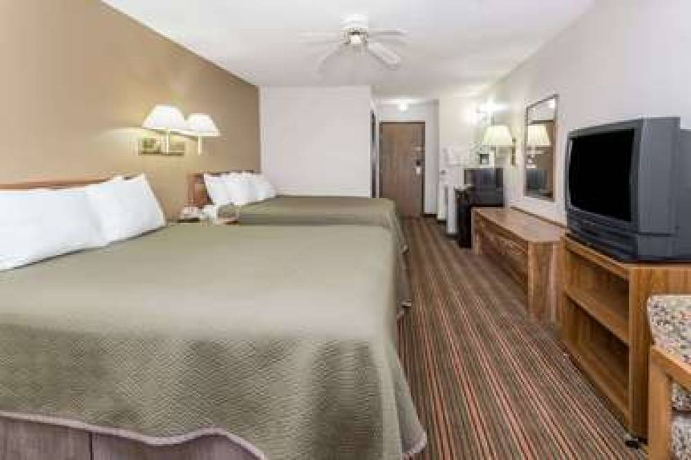 TRAVELODGE BY WYNDHAM LONGMONT 10