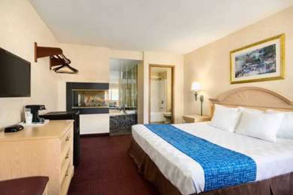 Travelodge By Wyndham Niagara Falls 9