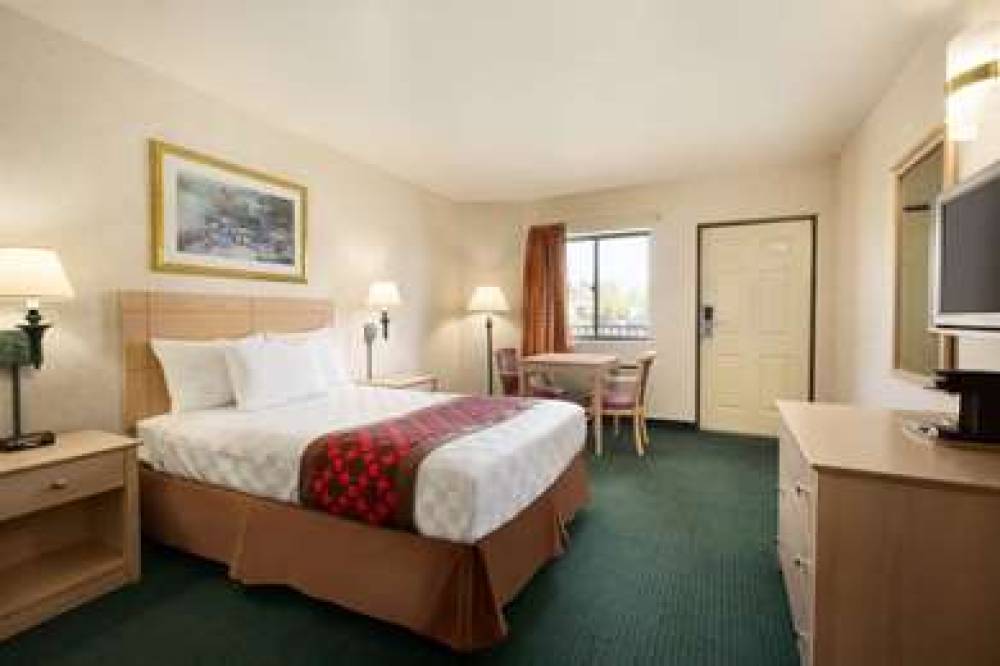 Travelodge By Wyndham Niagara Falls 10