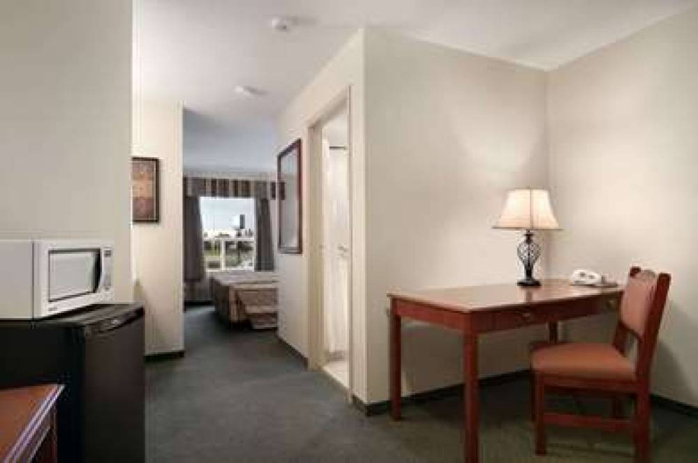 Travelodge By Wyndham Stony Plain 10