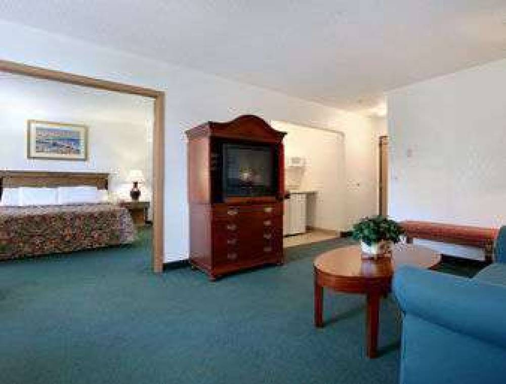 TRAVELODGE BY WYNDHAM, WAUKEGAN GUR 5